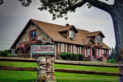 This Classic Waterfront Steakhouse In Arkansas Has Legendary Steaks