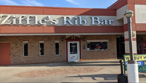 This BBQ Hotspot In Indiana Has Been Serving Up Some Of The Best Fall-Off-The-Bone Ribs Since 1987