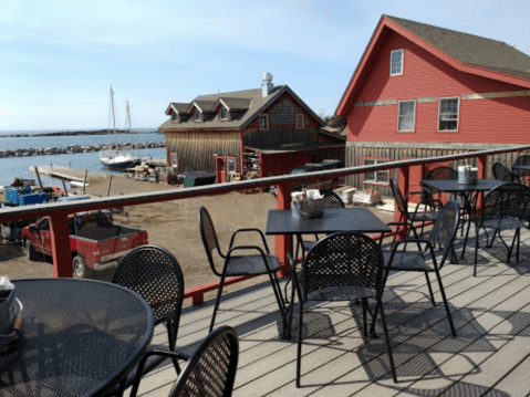 This Minnesota Seafood Spot Offers Fresh Food Cooked Straight From The Boat