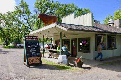 Eat The Best BBQ And Burgers At This Rustic Restaurant In Northern California