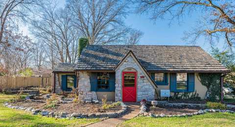 This Historic Home In Missouri Is Now A One-Of-A-Kind Airbnb You Can Stay In