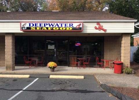 This Connecticut Seafood Spot Offers Fresh Food Cooked Straight From The Boat