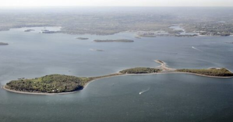 The Creepiest Hike In Massachusetts Takes You Through The Ruins Of An Abandoned Fort