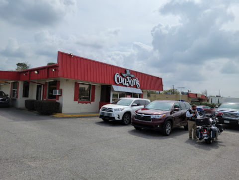 This Old-School Louisiana Restaurant Serves BBQ Ribs To Die For