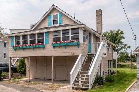 This Quaint Cottage On The Banks Of The Long Island Sound In Connecticut Will Make Your Spring Or Summer Splendid