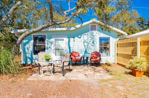 The Water's Edge Cottage Is A Beach Getaway With The Utmost Charm