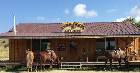 This Wyoming Dude Ranch In The Middle Of Nowhere Will Make You Forget All Of Your Worries