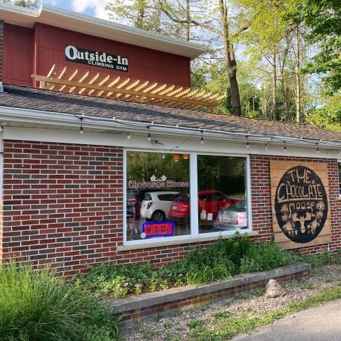 Chocolate Moose Is A One-Of-A-Kind Moose Themed Coffee Shop With Mini Golf In West Virginia That's Insanely Fun