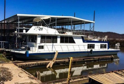 The Floating Cabin In Missouri Is The Ultimate Place To Stay Overnight This Summer