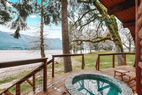 You'll Have A Front-Row View Of The Columbia River At These Cozy Cabins In Washington