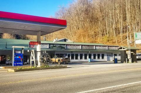 This Animal Park In West Virginia Is Also A Restaurant And It's Fun For The Whole Family