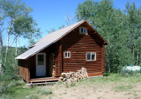 The Hidden Log Cabin In Wyoming Is A Mountain Getaway With The Utmost Charm