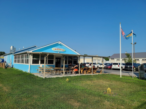 The Surfing Crab In Delaware Is A No-Fuss Hideaway With The Best Fresh Crab