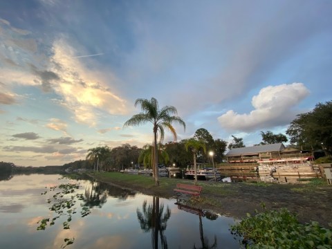 The Swamp House Riverfront Grill In Florida Is World-Famous Waterfront Dining