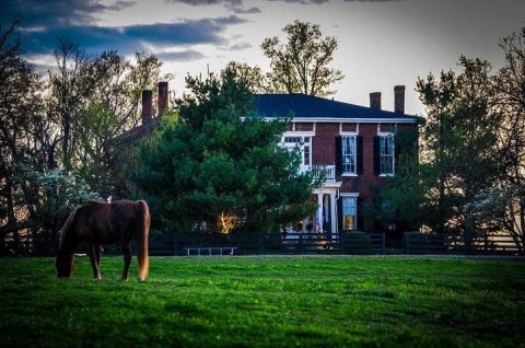 This Nearly 100 Year-Old Manor Is A Kentucky Icon That Belongs On Your Bucket List