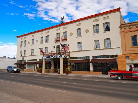 This Historic Texas Hotel In The Middle Of Nowhere Offers An Unforgettable Overnight Stay