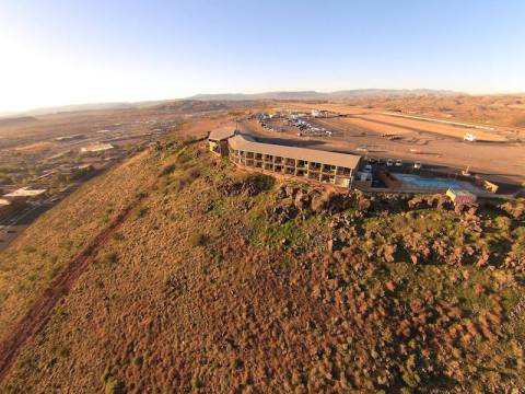 This Hotel On A Cliff In Utah Is One Of The Coolest Places To Spend The Night