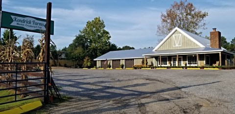 Nestled Inside A Farmers Market, This Tiny Alabama Cafe Is An Enchanting Day Trip Destination