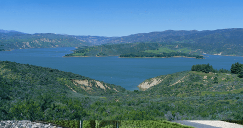 The Clearest Lake In Southern California, Castaic Lake, Is Almost Too Beautiful To Be Real