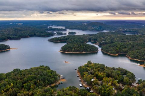 The Clearest Lake In Georgia, Lake Allatoona, Is Almost Too Beautiful To Be Real