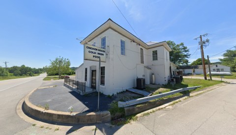 The Chicken House Is A Hole-In-The-Wall Diner In Indiana With Some Of The Best Fried Chicken In Town