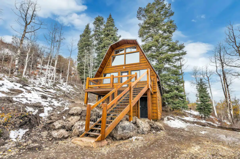 With A Suspended Hammock Floor And Floor-To-Ceiling Glass Wall, This Utah Airbnb Is One Of A Kind