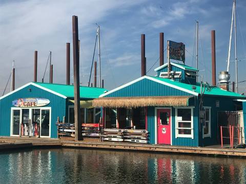 You Can Feast On Caribbean Cuisine At This Floating Tropical Bar In Washington