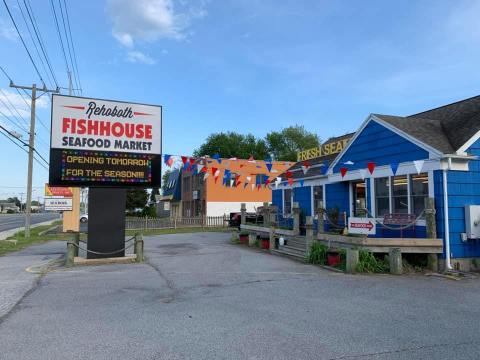 Feast On Crab Caught Straight From The Chesapeake Bay At This Delaware Seafood Shack