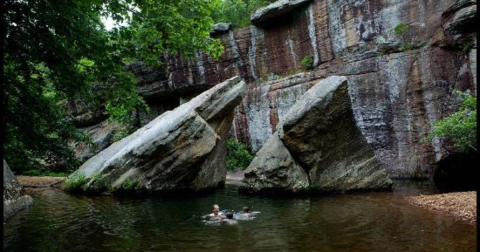 The Hike To This Gorgeous Illinois Swimming Hole Is Everything You Could Imagine