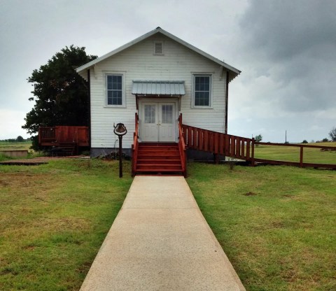 This Cozy Airbnb In Oklahoma Used To Be A Schoolhouse And It's An Unbelievably Peaceful Place To Stay