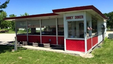 People Drive From All Over Iowa To Eat At This Tiny But Legendary Diner