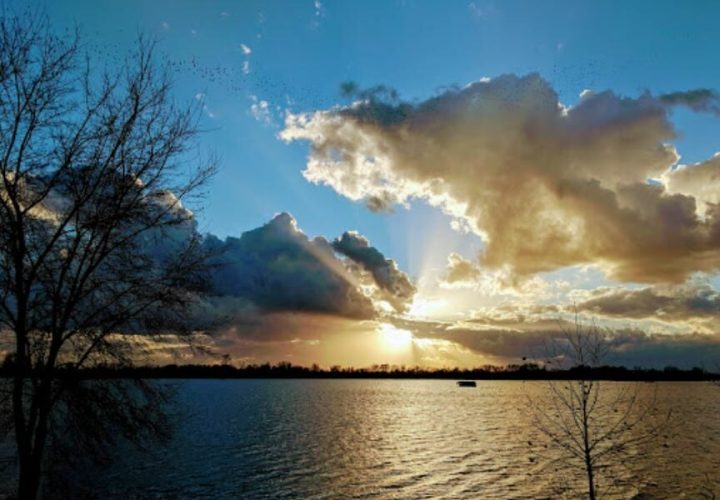 A blue and gold sunset at one of the most scenic lakes in Illinois: Horseshoe Lake