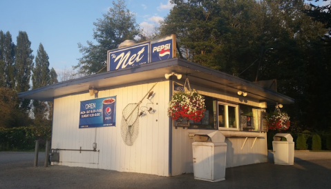 Feast On Burgers And Fried Seafood At This Unassuming But Amazing Roadside Stop In Washington