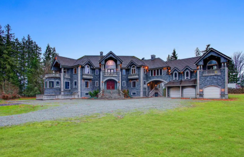 Eat, Sleep, And Play Chess At This Unique Castle Airbnb In Washington