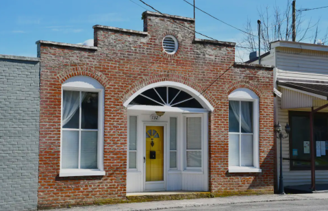 This Cozy Airbnb In Virginia Used To Be A Post Office And It's An Unbelievably Cool Place To Stay