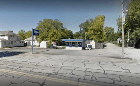 Feast On Delicious Fast Food At This Unassuming But Amazing Roadside Stop In Kansas