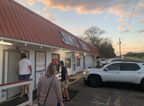 Feast On Barbecue At This Unassuming But Amazing Roadside Stop In Alabama