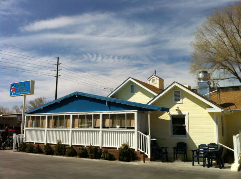 You Must Taste The Massive Burgers At This Unique American Restaurant In Arizona