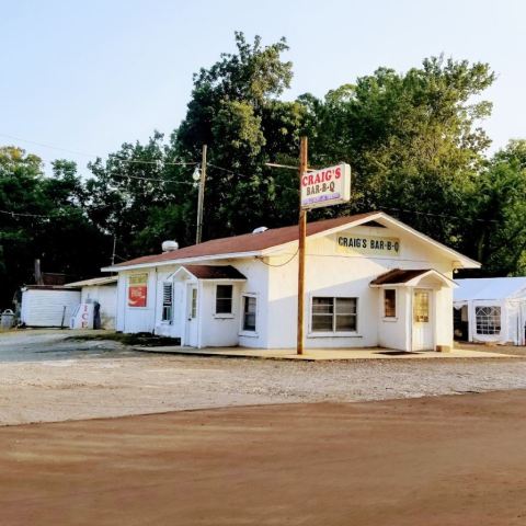 Feast On Mouthwatering BBQ At This Unassuming But Amazing Roadside Stop In Arkansas