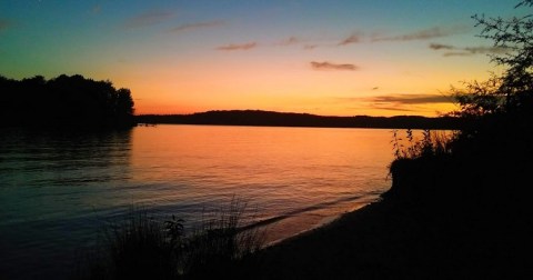 The Most Scenic Lake In South Carolina Is Perfect For A Year-Round Vacation