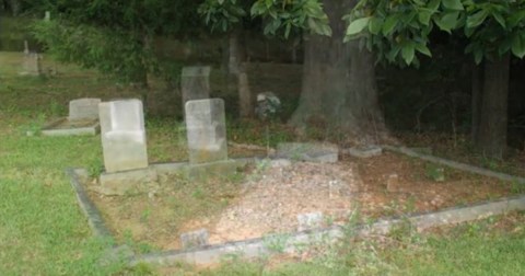 The Haunted History Of This South Carolina Cemetery Will Chill You To The Bone