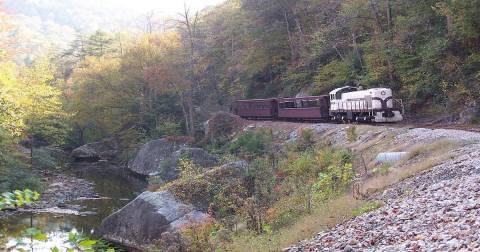 4 Ridiculously Charming Train Rides To Take In Kentucky This Fall