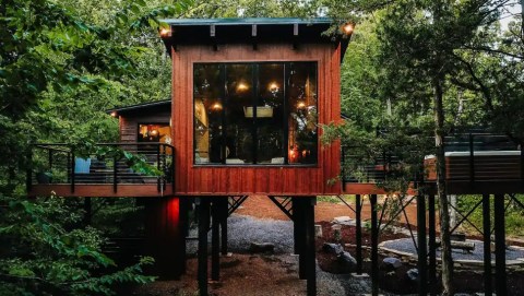 There's A Treehouse Airbnb In Missouri Where You Can Truly Sleep Beneath The Stars