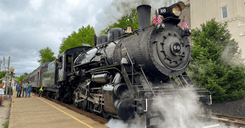 This New Jersey Train Ride Leads To The Most Stunning Fall Foliage You've Ever Seen