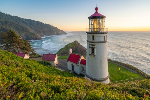 The Haunted Lighthouse In Oregon Both History Buffs And Ghost Hunters Will Love