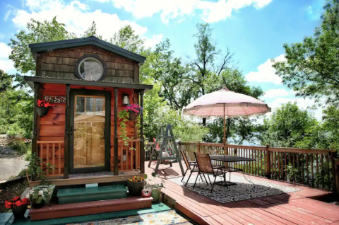 Stay In A Charming Tiny House Right On The Beautiful Roberds Lake In Minnesota