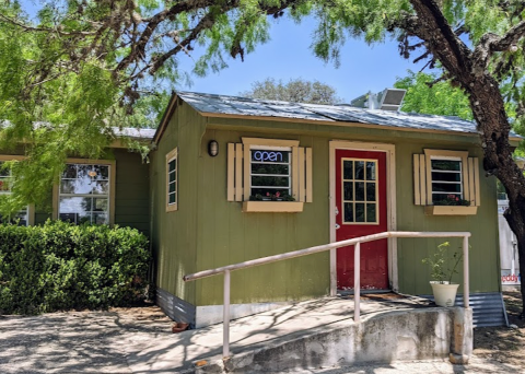 This Off-The-Beaten Path Eatery In Texas Is Known For Its Mouthwatering Burgers