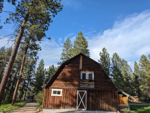 This Renovated Barn VRBO In Montana Is One Of The Coolest Places To Spend The Night