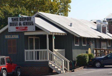 The Hidden Restaurant In Alabama That's Surrounded By The Most Breathtaking Fall Colors