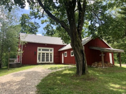 This 19th-Century Barn VRBO In Massachusetts Is One Of The Coolest Places To Spend The Night